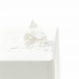 Cristalli di CBD puri al 99,9% in polvere bianca, cannabidiolo isolato privo di THC, ideale per la preparazione domestica e l'uso per il benessere.
