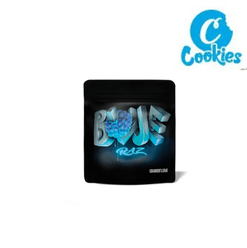 Blue Raze CBD – Cookies™ : fruitée, sucrée et intense La Blue Raze CBD de Cookies™ séduit par son parfum gourmand et acidulé, mêlant myrtille, cassis et notes sucrées de fruits rouges, sur un fond légèrement résineux. Ses têtes denses et résineuses offrent une dégustation douce, ronde et équilibrée, avec une finale subtilement aromatique. Une fleur premium, fruitée et raffinée, idéale pour les amateurs de variétés gourmandes et aromatiques.